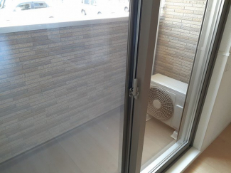 暖かな日差しのふりそそぐバルコニー