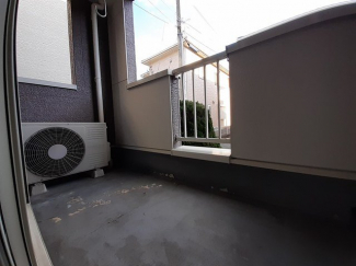 落ち着いた時間を過ごせるバルコニーです