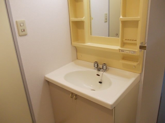 ゆったりとスペースのある洗面所