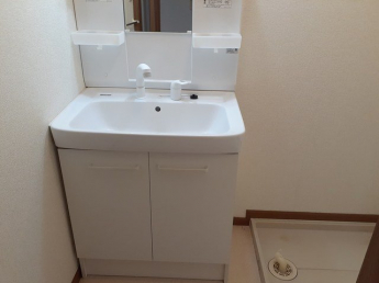 ゆったりとスペースのある洗面所