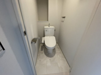 落ち着いた色調のトイレです