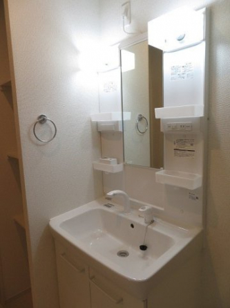 ゆったりとスペースのある洗面所