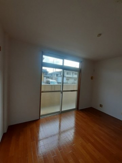 明るい色調の室内です