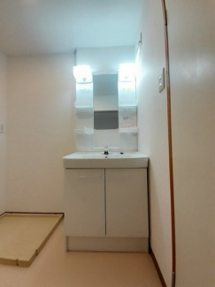 ゆったりとスペースのある洗面所