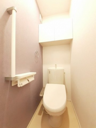 落ち着いた色調のトイレです
