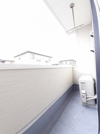 開放的で明るい空間を演出してくれるバルコニーです