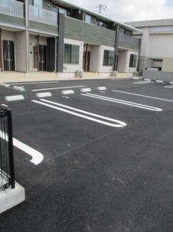 車をお持ちの方に嬉しい駐車場付きの物件です