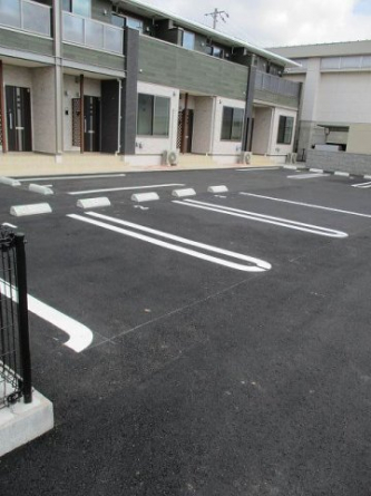 車をお持ちの方に嬉しい駐車場付きの物件です