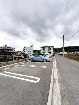 駐車場があるので、車を買う予定の方も安心です