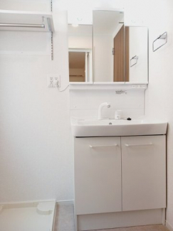 ゆったりとスペースのある洗面所