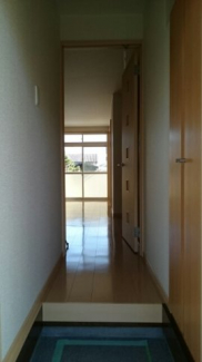 収納もある玄関です