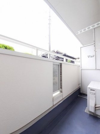 暖かな日差しのふりそそぐバルコニー