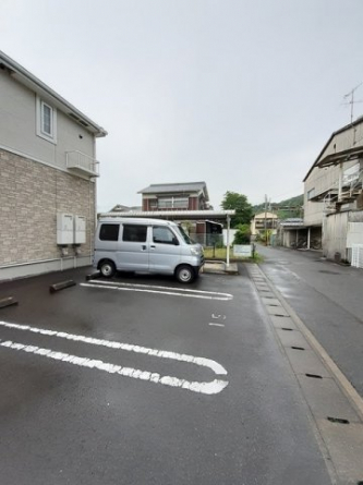 駐車場があるので、車を買う予定の方も安心です