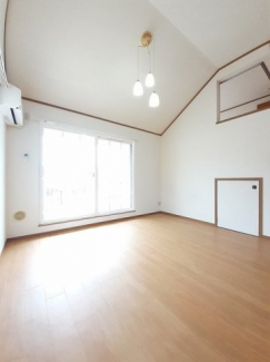 明るい色調の室内です