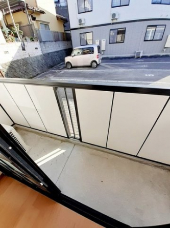 暖かな日差しのふりそそぐバルコニー