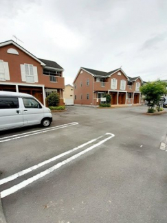 駐車場があるので、車を買う予定の方も安心です