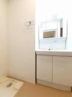 ゆったりとスペースのある洗面所