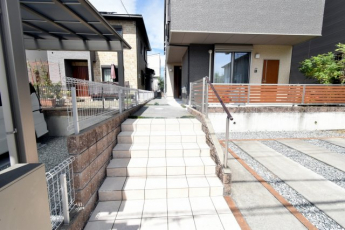 入り口は手前のドア