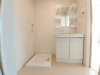 ゆったりとスペースのある洗面所