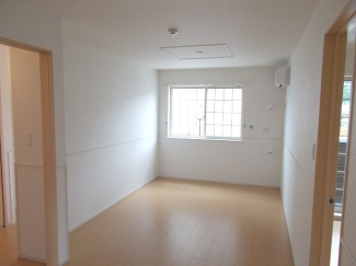 明るい色調の室内です