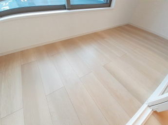 明るい色調の室内です