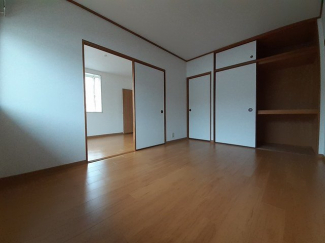 明るい色調の室内です