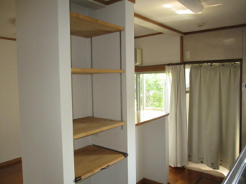 カウンター横に収納棚がございます