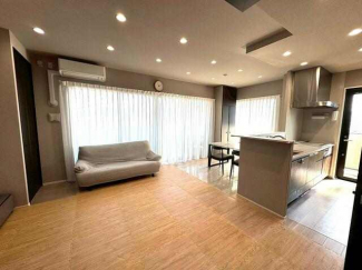 リビングはお気に入りのソファやクッションでくつろげる空間に