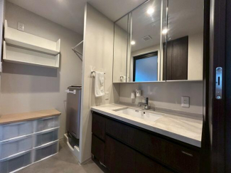 広めの洗面室で洗面台もお手入れ楽