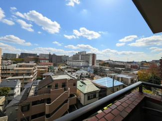 澄んだ空が広がる見晴らしの良いロケーション。陽当たりや通風も