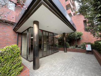 【共用部】ゆとりある広さを確保したエントランスアプローチ。屋