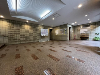 【共用部】明るく開放感のある共用ロビー。手入れが行き届いてお
