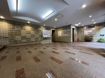 【共用部】明るく開放感のある共用ロビー。手入れが行き届いてお