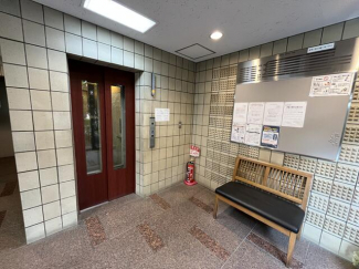 【共用部】エレベーター横には、荷物整理やちょっとした休憩に便