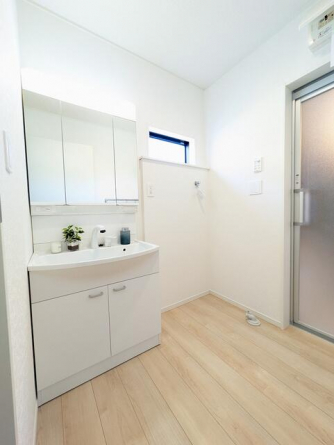 くもり止めコートを施した電気を使わないエコ仕様の鏡　三面鏡で