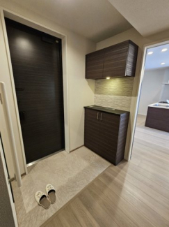 玄関もゆったりとしています。玄関を開けると照明が付くセンサーがあります