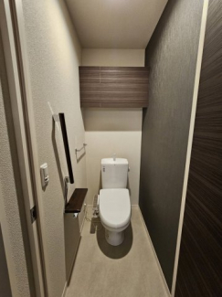 収納棚が付いています。トイレに入ると勝手に電気が付くセンサーライトもあります