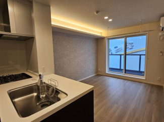 間接照明とダウンライトがおしゃれなリビングです