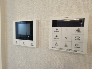 オートロックとモニター付きインターホンで安心です。右は自動お湯はりや追炊きが出来るリモコンです