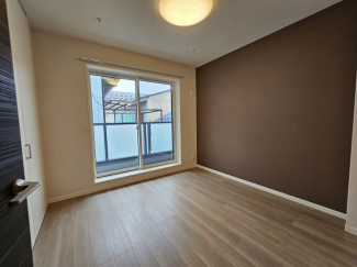 アクセントの壁紙が更に落ち着いた雰囲気になりますね
