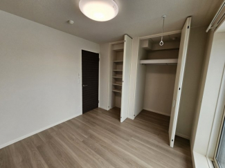 奥行きのあるクローゼットです