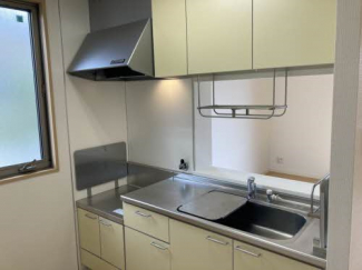 対面式カウンターキッチン。窓もあります