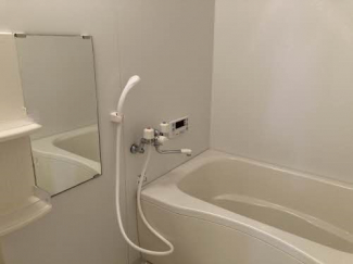 シャワー付きのお風呂。追炊きもできます