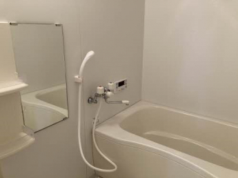 シャワー付きのお風呂。追炊きもできます