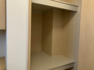 玄関横の収納です
