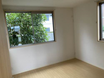 こちらは5.5帖の洋室。角部屋なので2面窓があります。