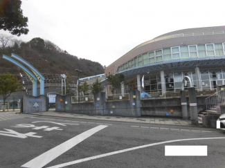 松山市立姫山小学校まで664m