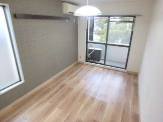 落ち着いた色調の洋室です