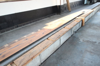 2025年12月撮影　二階足元構築物