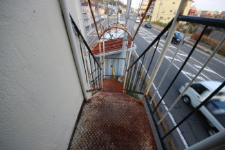 2025年12月撮影　二階への外階段